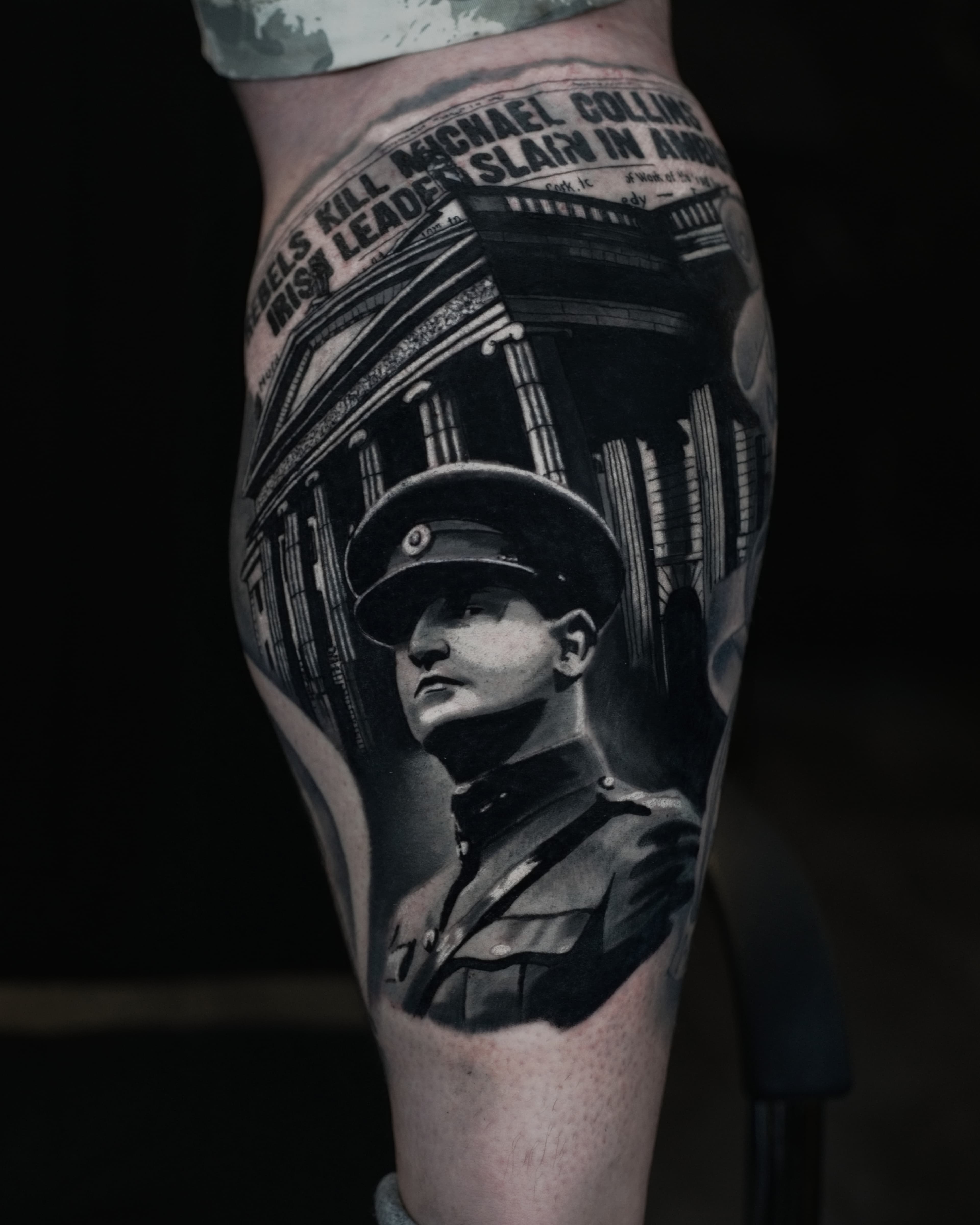Czarno-szary portret Michaela Collinsa na tle GPO Dublin z nagłówkiem gazety
