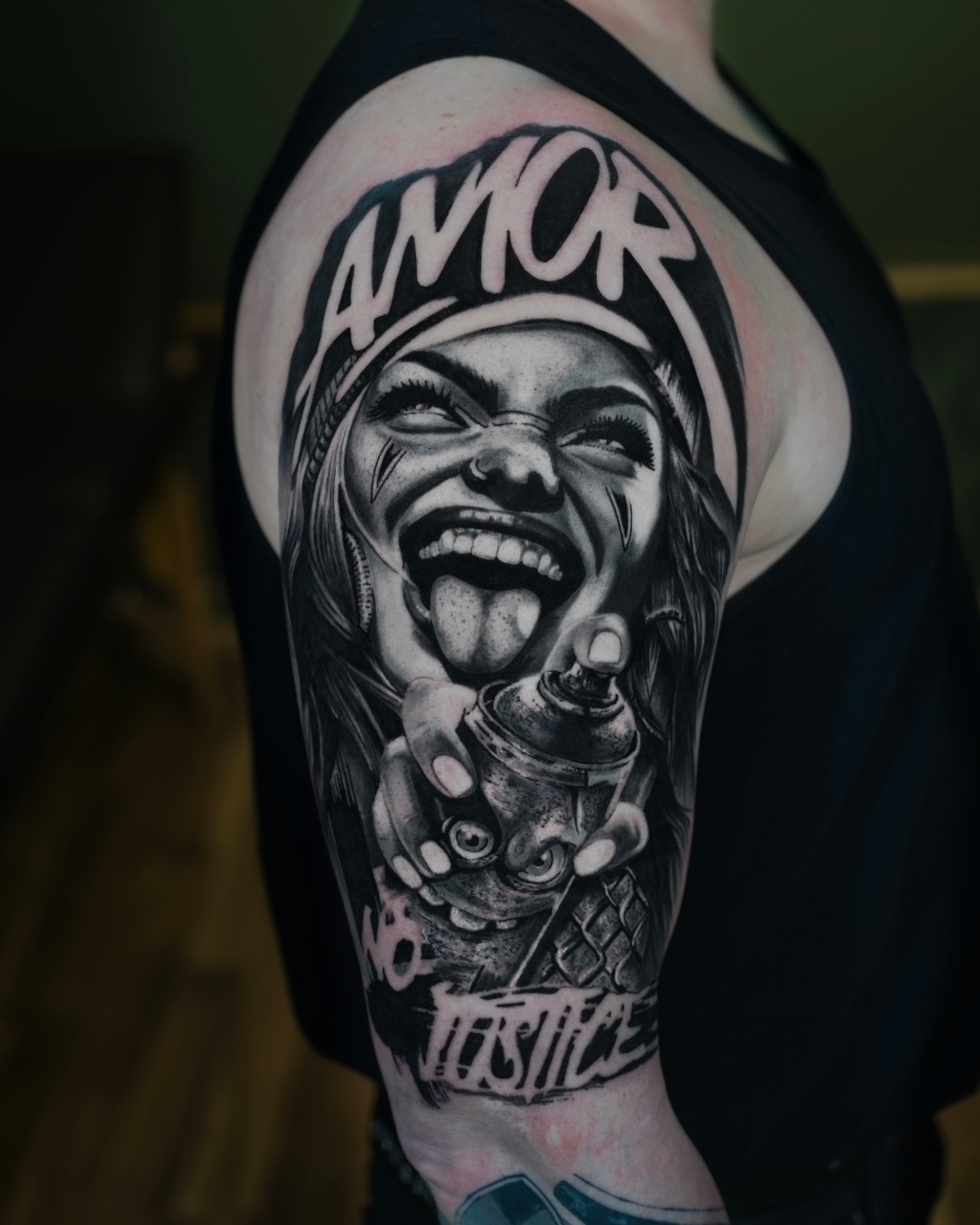 Czarno-szary tatuaż dziewczyny z puszką sprayu i graffiti Amor i No Justice