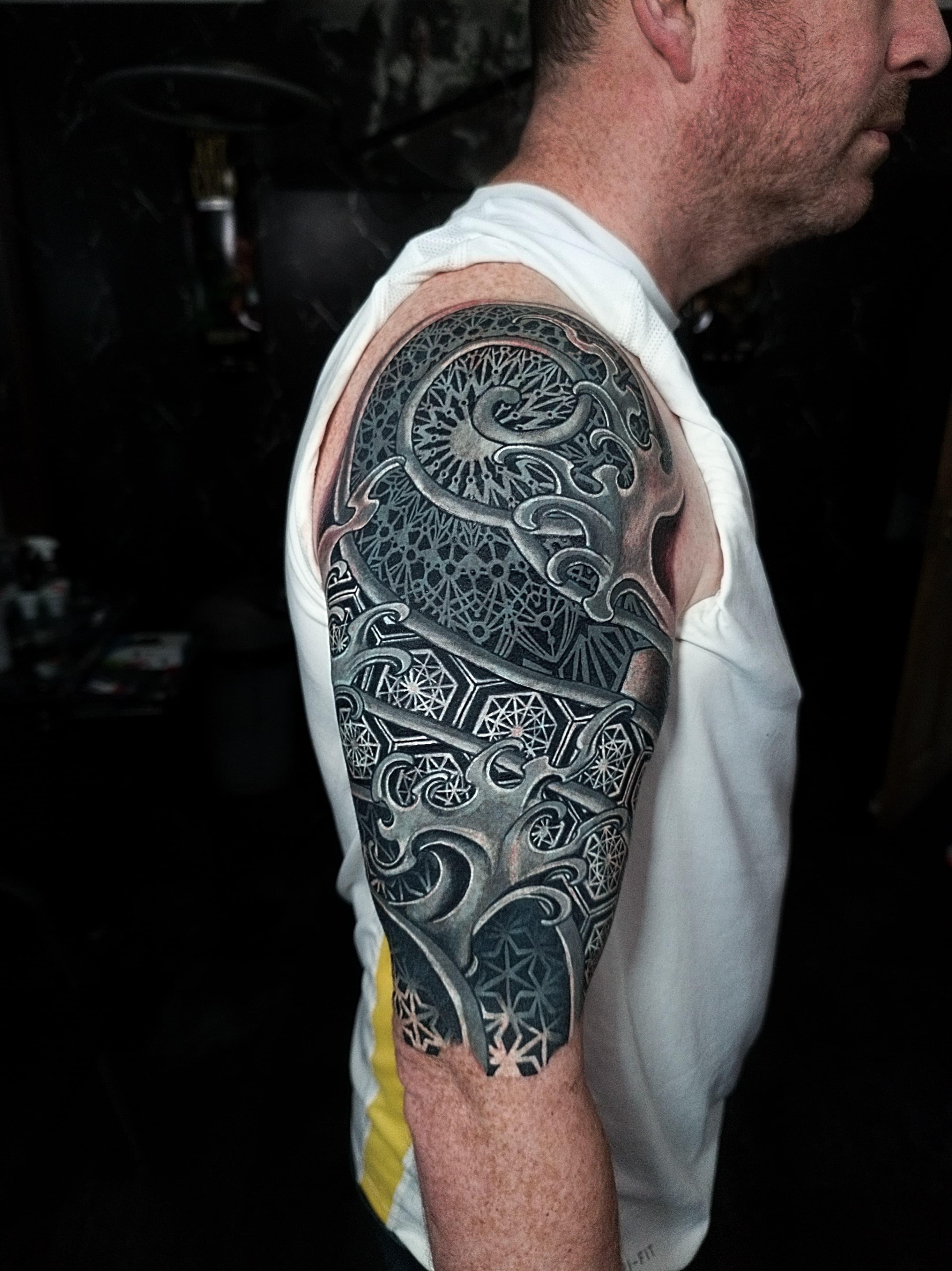 Geometryczny rękaw z mandalami, ornamentem i wzorami sacred geometry w czerni i szarości