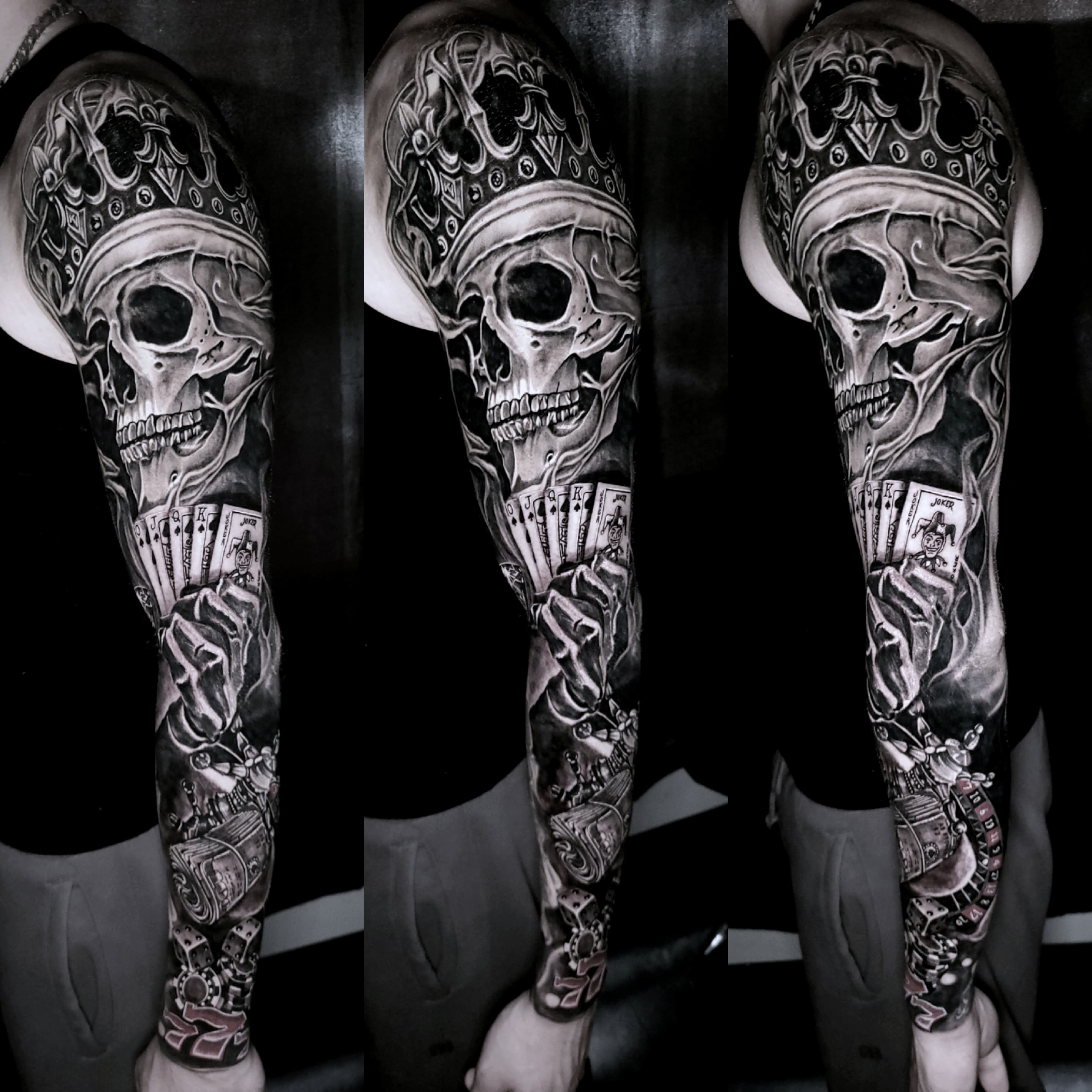Realistyczny czarno-szary sleeve z czaszka w koronie trzymajaca karty do gry