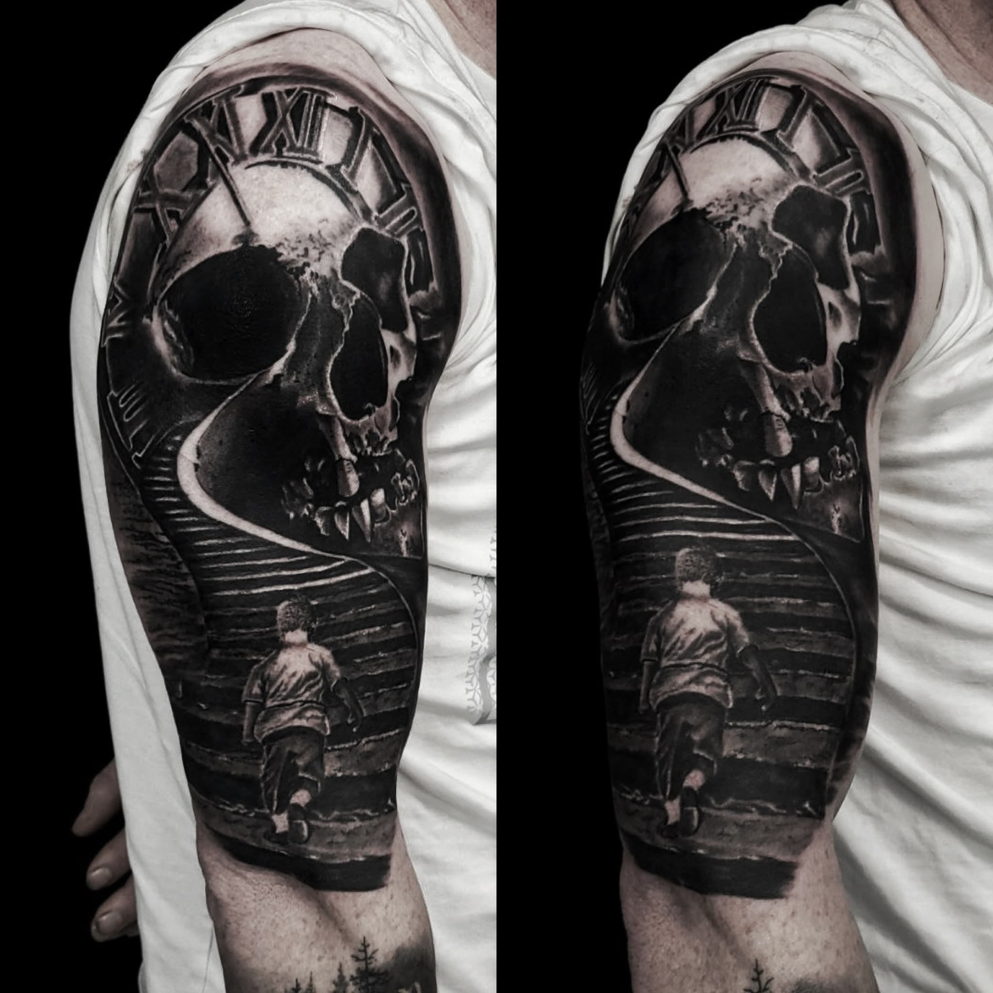 Realistyczny tatuaz czaszki z zegarem i schodami na ramieniu w odcieniach szarosci