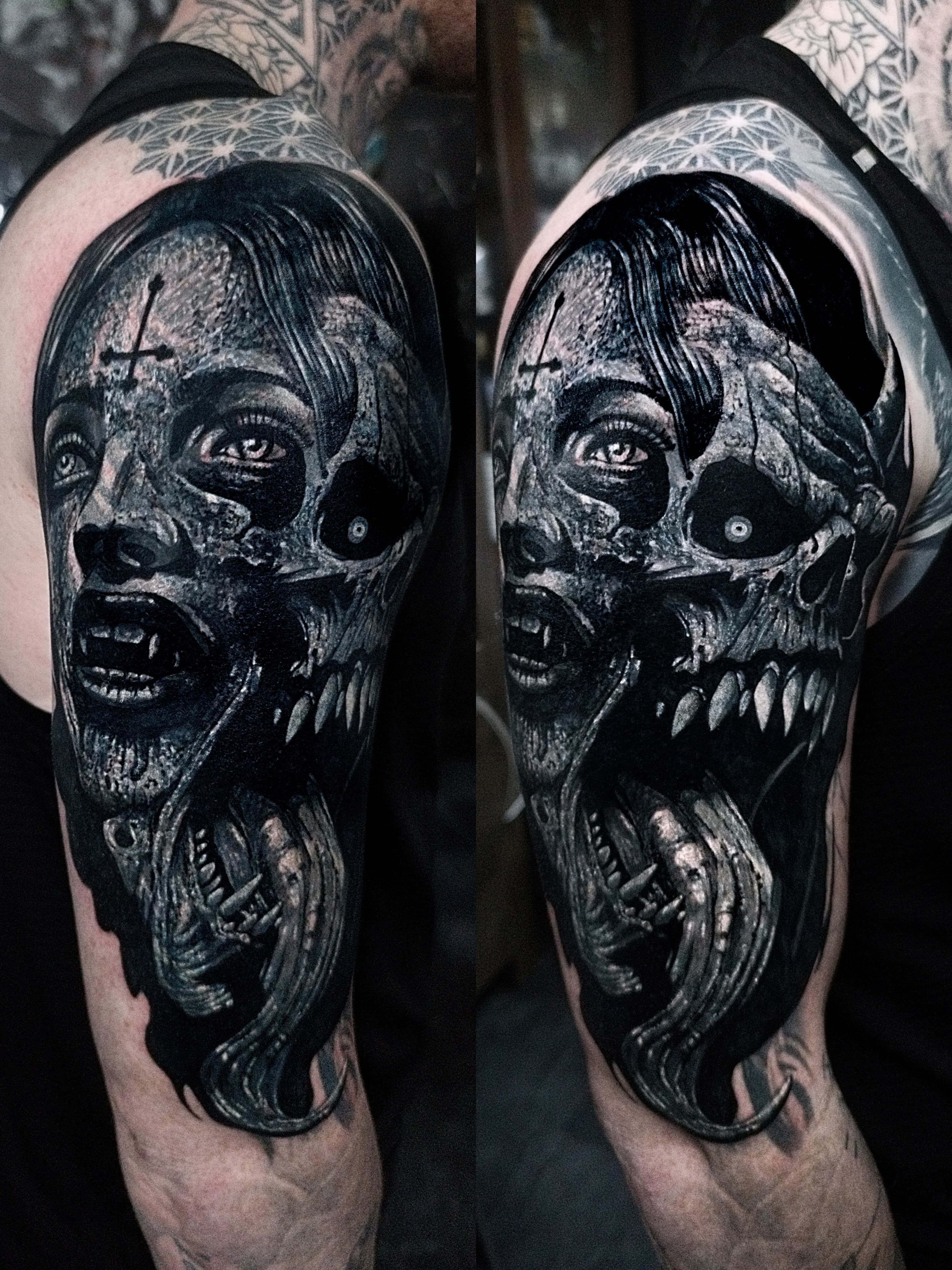 Mroczny realistyczny tatuaz demonicznej twarzy z czaszka w odcieniach szarosci na ramieniu