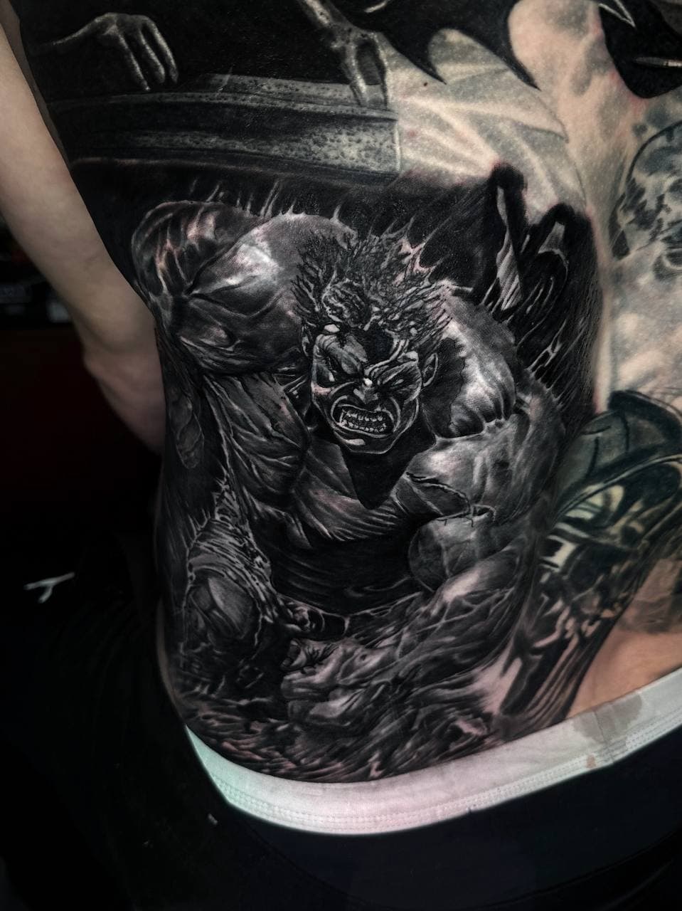 Wielki realistyczny tatuaz na brzuchu przedstawiający wściekłego Hulka w dynamicznej pozie bojowej