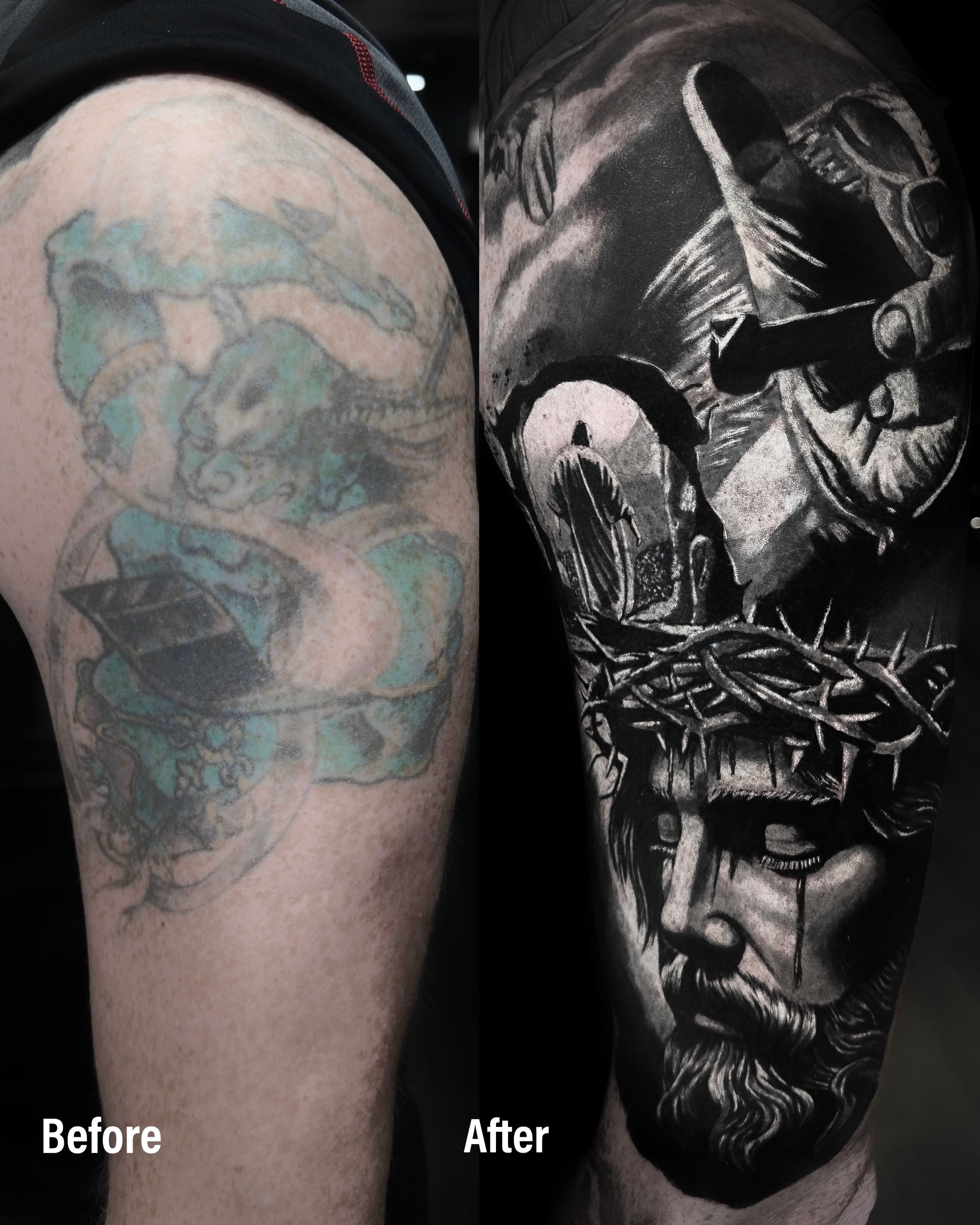 Cover up kolorowego tatuazu na ramieniu — Jezus z korona cierniowa i gornik w stylu realizm
