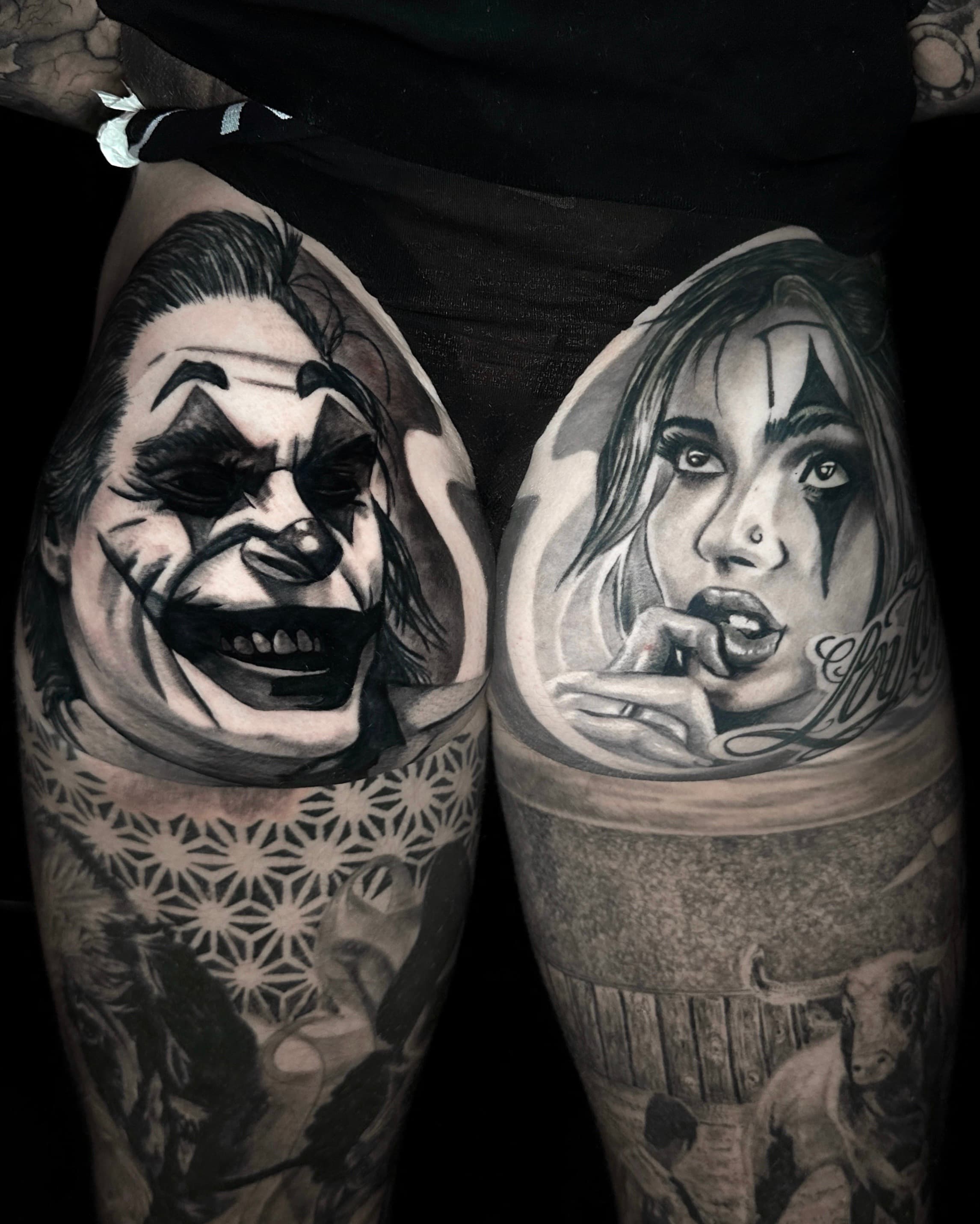 Realistyczne portrety Jokera i Harley Quinn w czerni i szarościach na udach z elementami geometrii