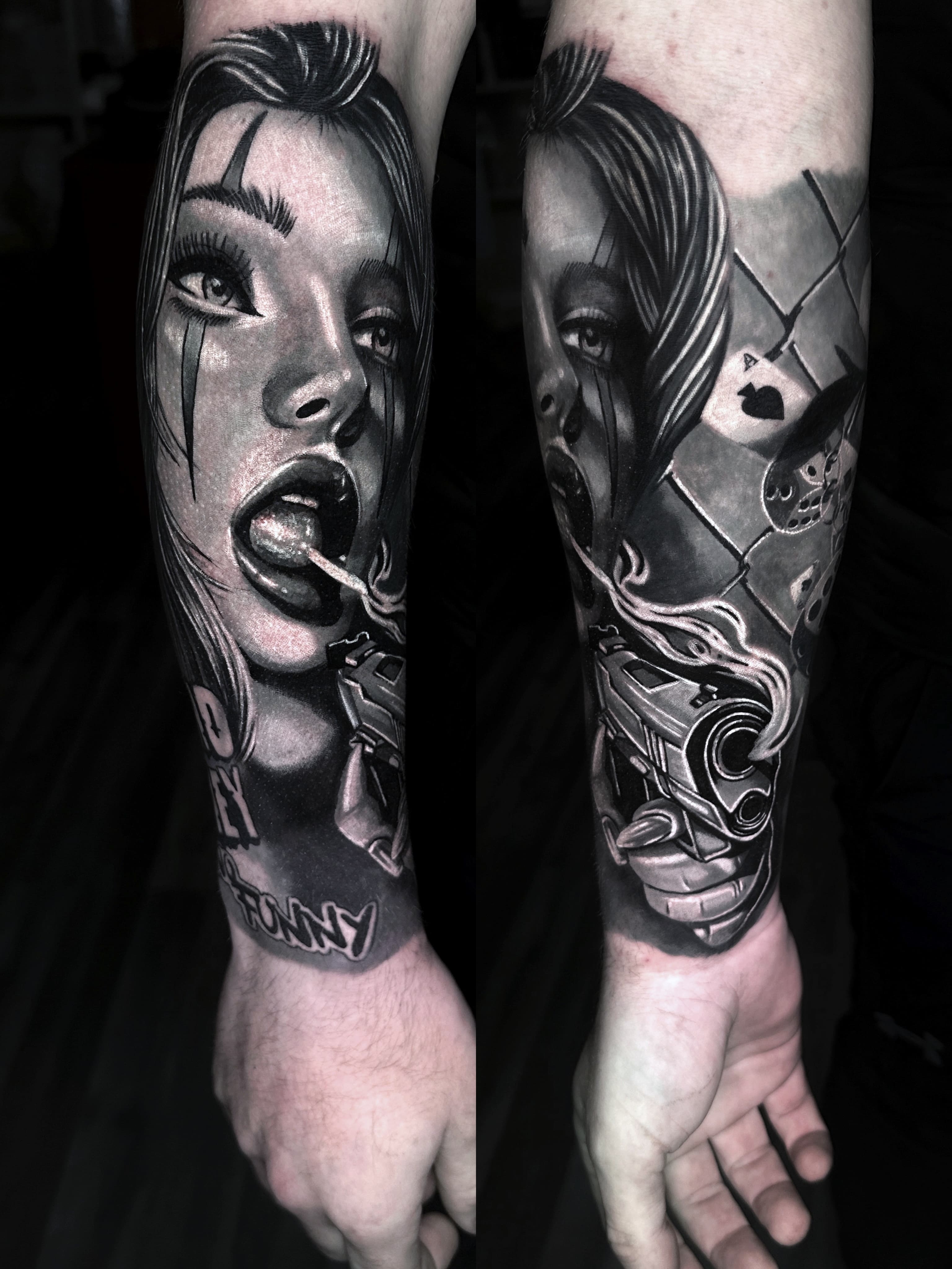 Realistyczny tatuaz kobiecych twarzy z kartami i elementami chicano na przedramieniu w szaroscach