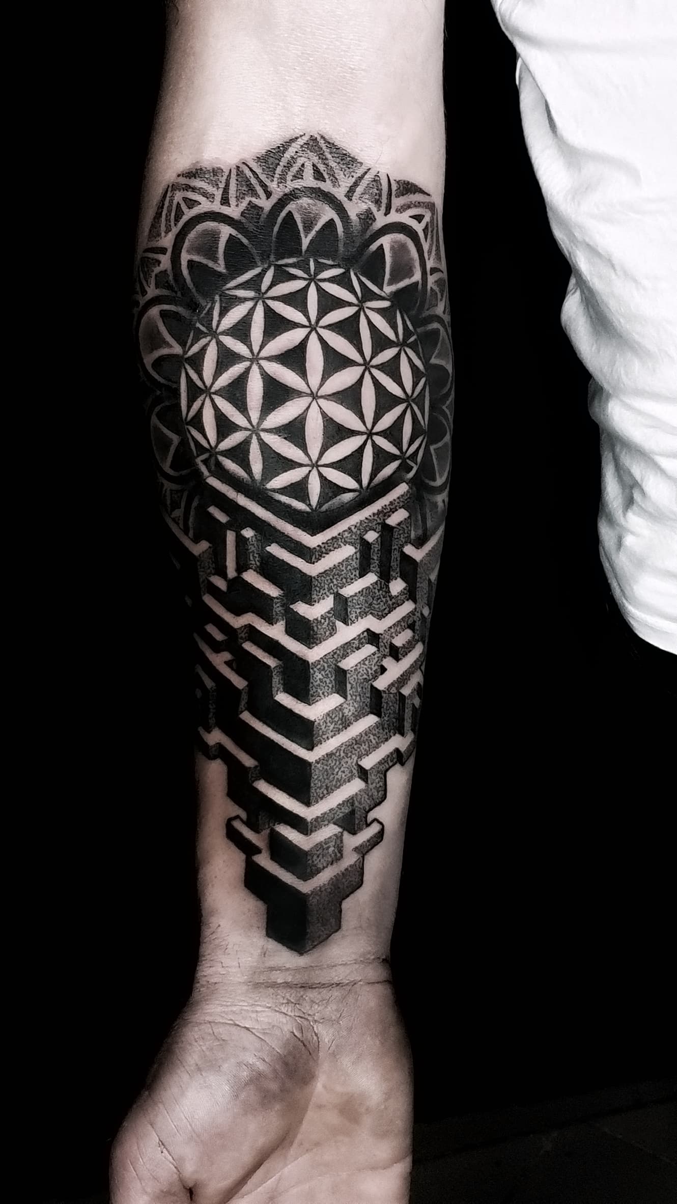 Geometryczny tatuaz mandali z kwiatem zycia i elementami 3D na przedramieniu