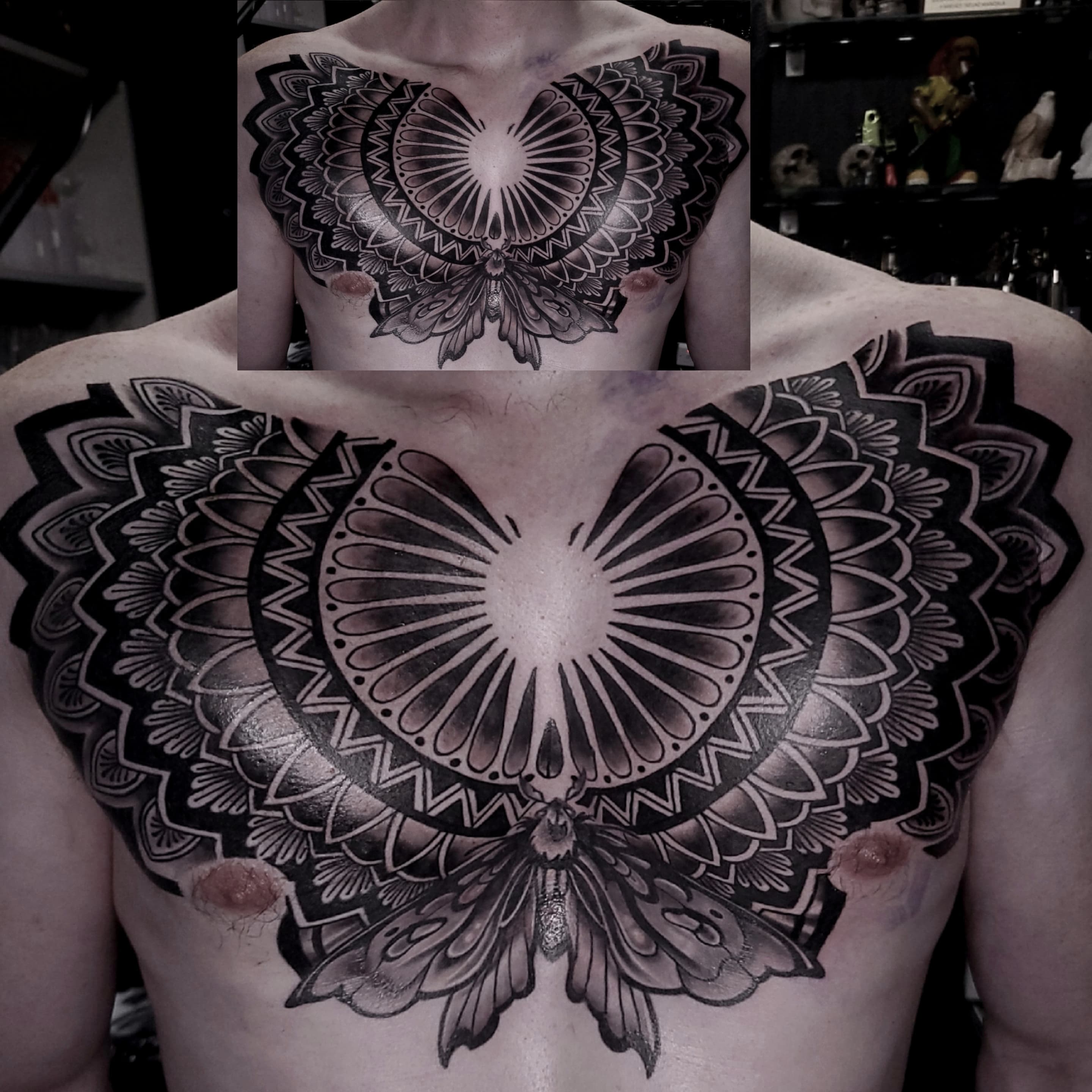 Czarny symetryczny tatuaż na klatce piersiowej z mandalą i motylem w stylu dotwork