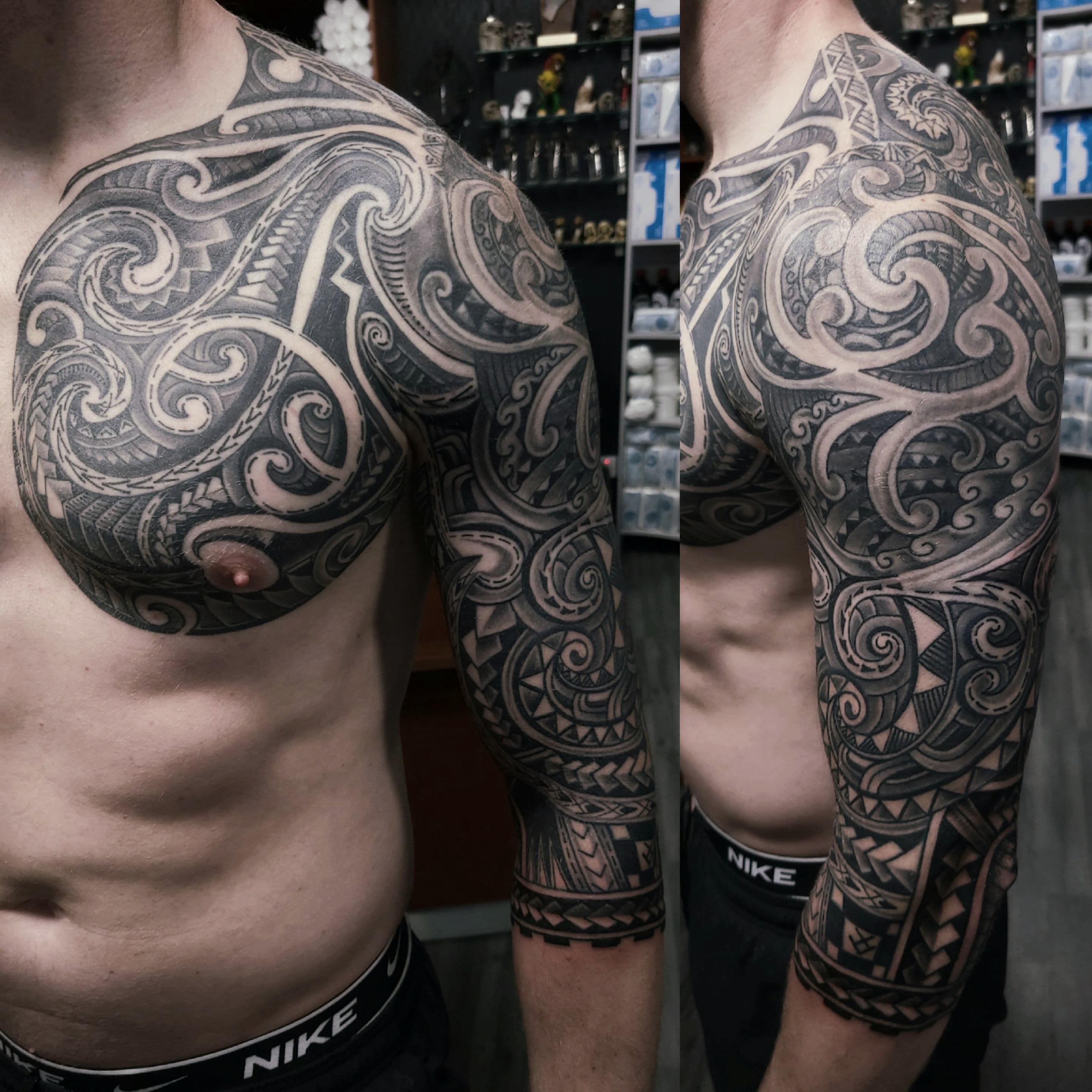 Polinezyjski tatuaz maori na klatce piersiowej i calym ramieniu z plynnym wzorem tribal
