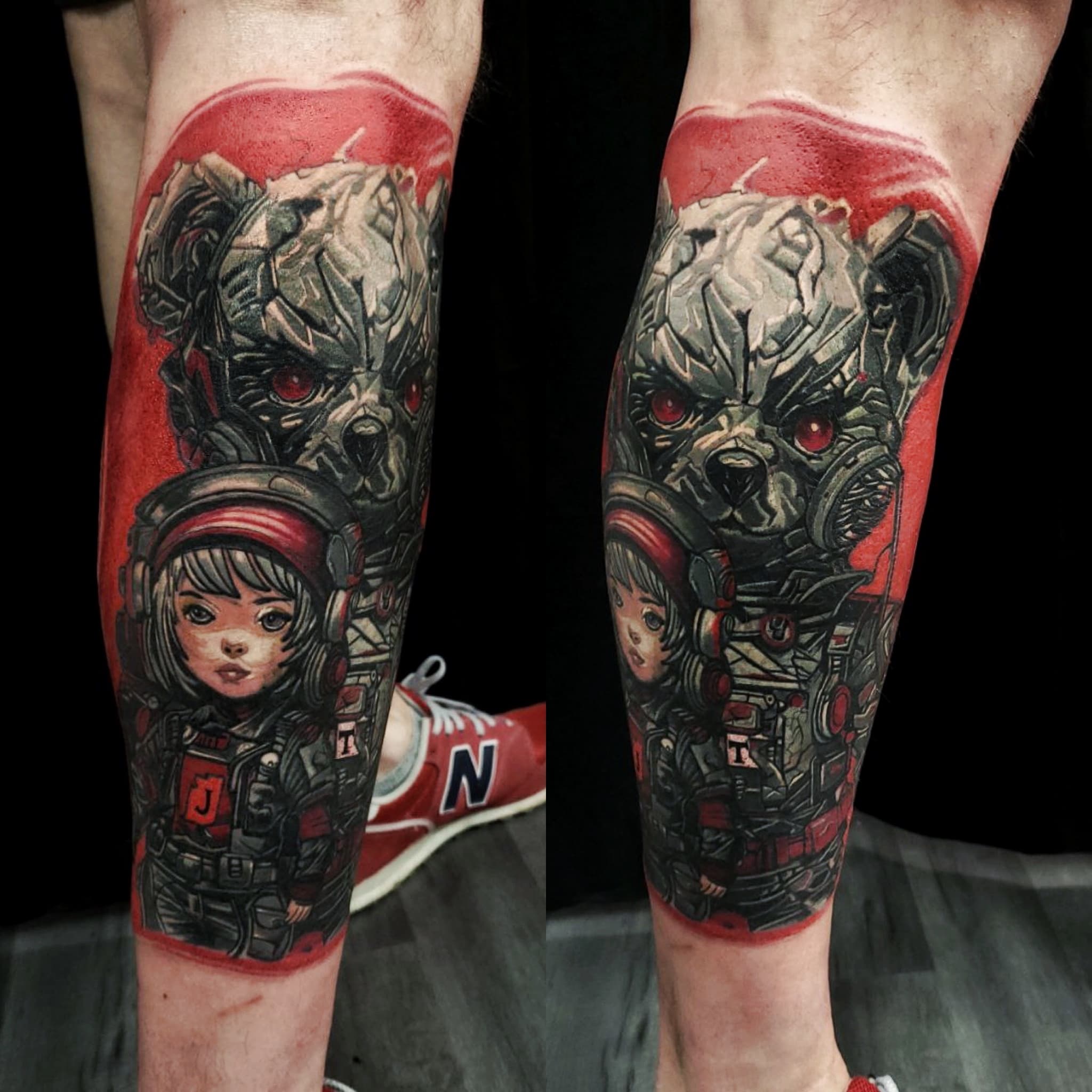 Kolorowy tatuaz na łydce przedstawiający mechanicznego niedźwiedzia i dziewczynkę w stylu anime