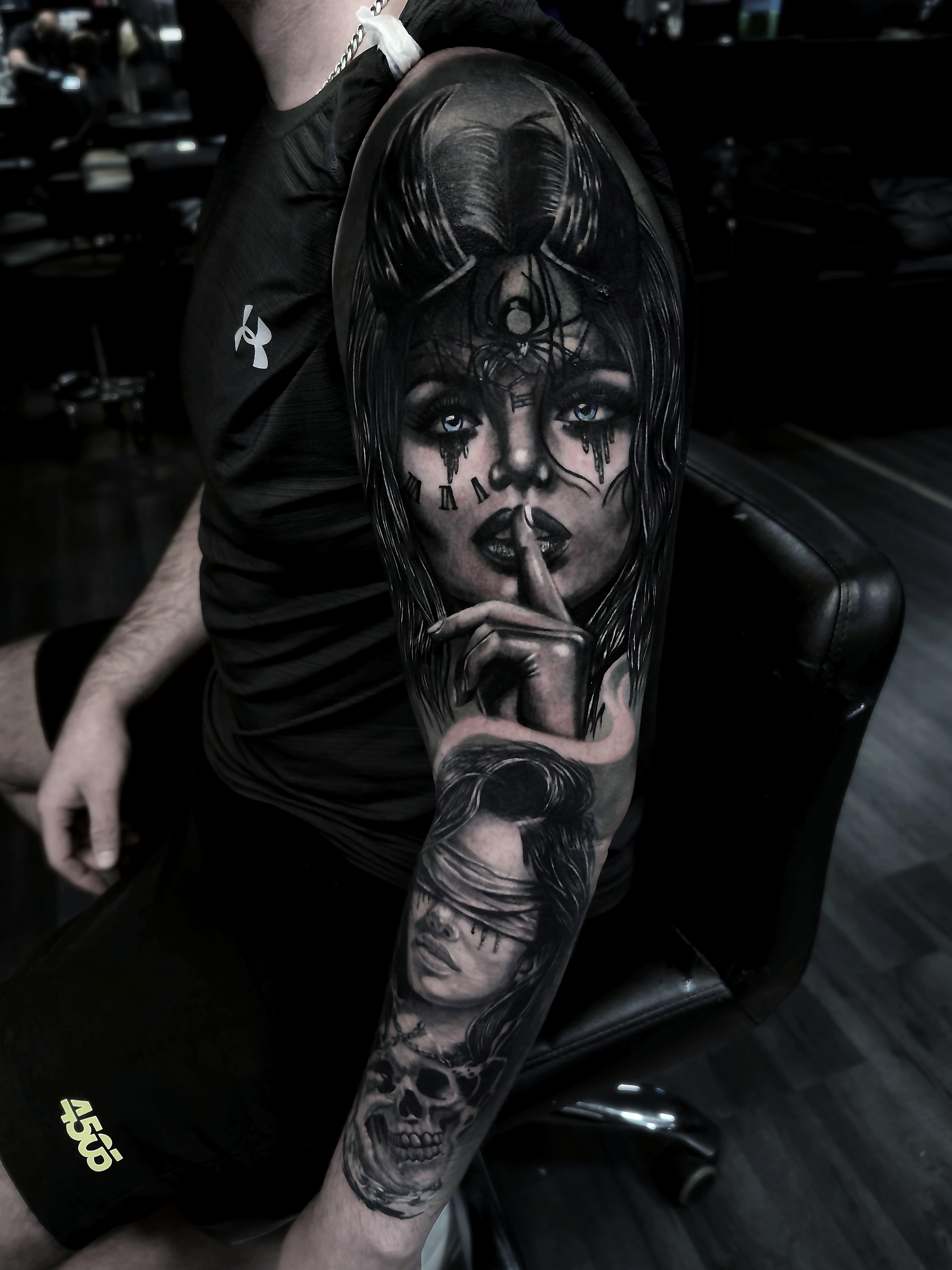 Realistyczny tatuaz mrocznej kobiety z pająkiem na twarzy i czaszka na calym rekawie w szaroscach