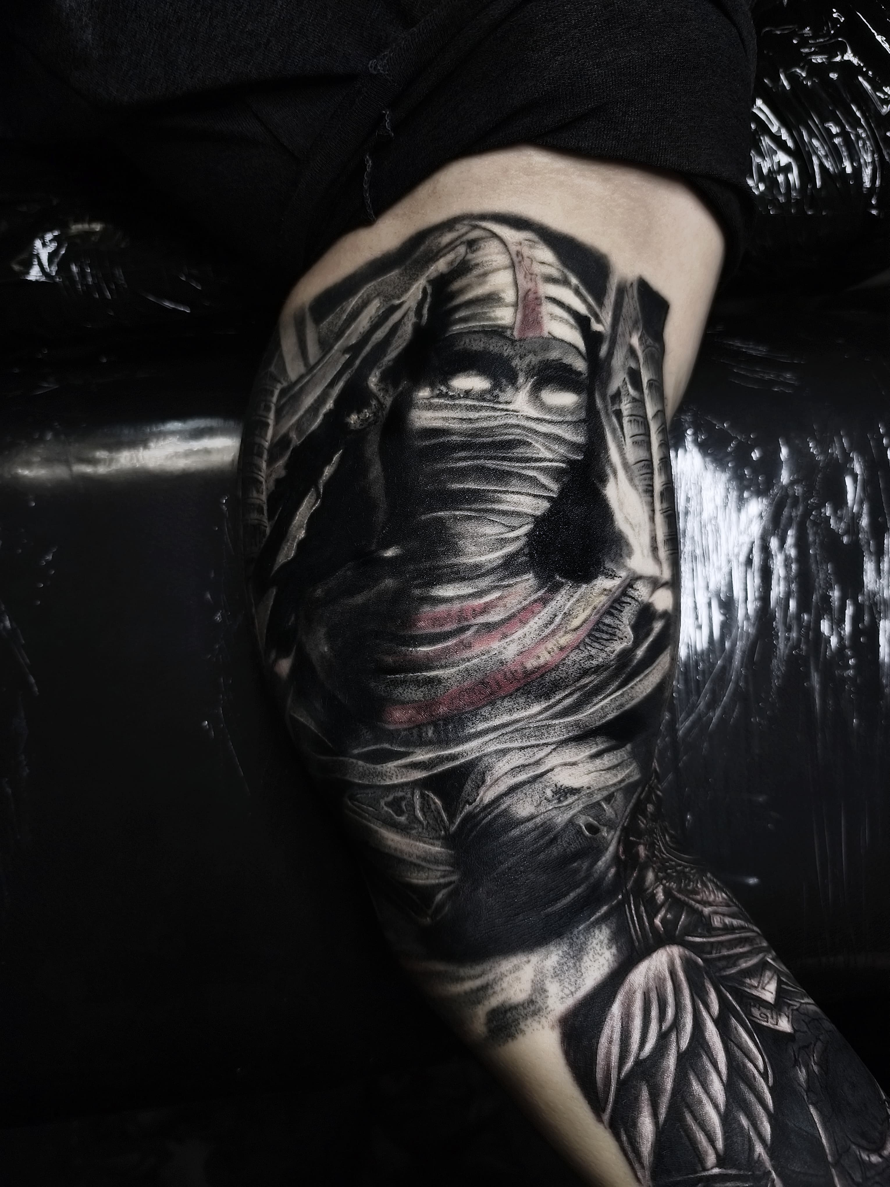 Realistyczny ciemny tatuaz mumii egipskiej z bandażami na udzie w stylu horroru
