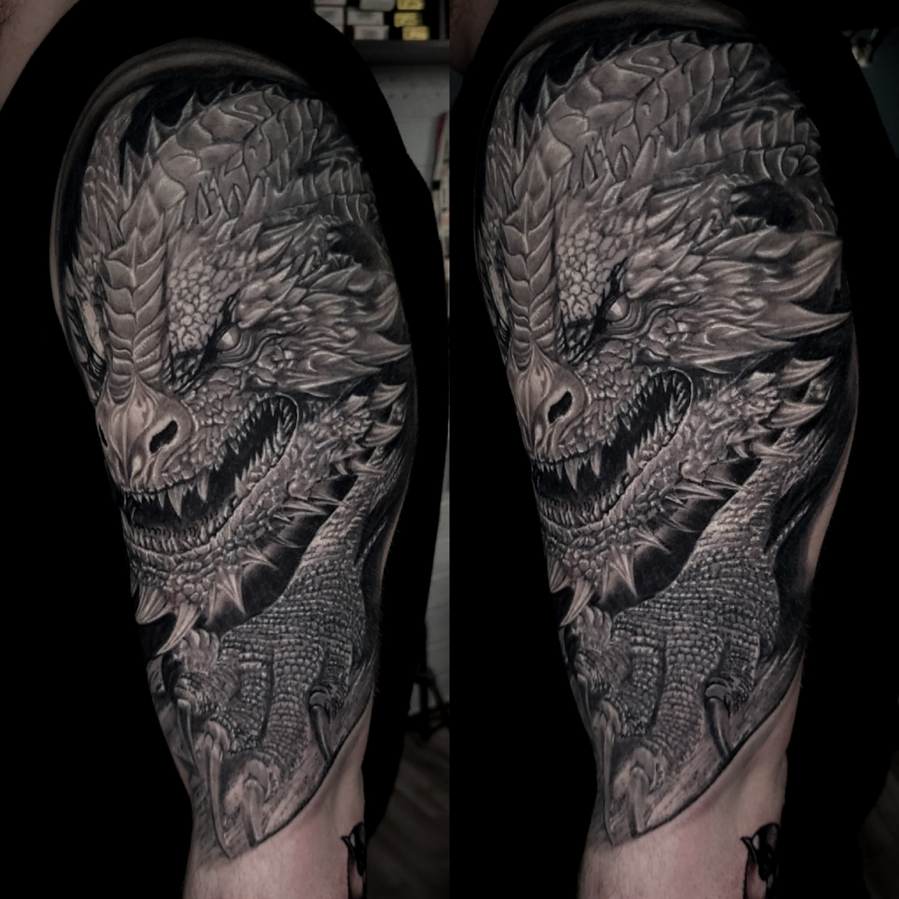 Realistyczny tatuaz smoka na ramieniu w czerni i szarościach z detalami łusek