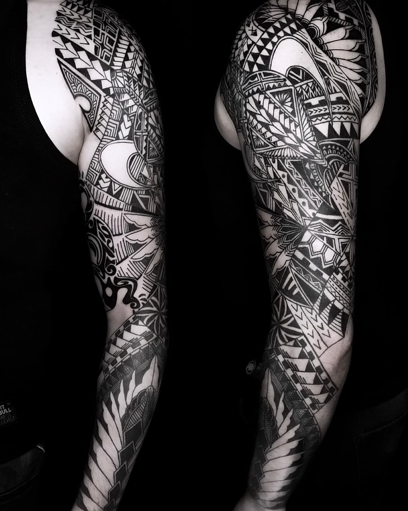 Czarno-bialy rękaw tatuazu w stylu polinezyjskim z geometrycznymi wzorami i motywami tribalnymi