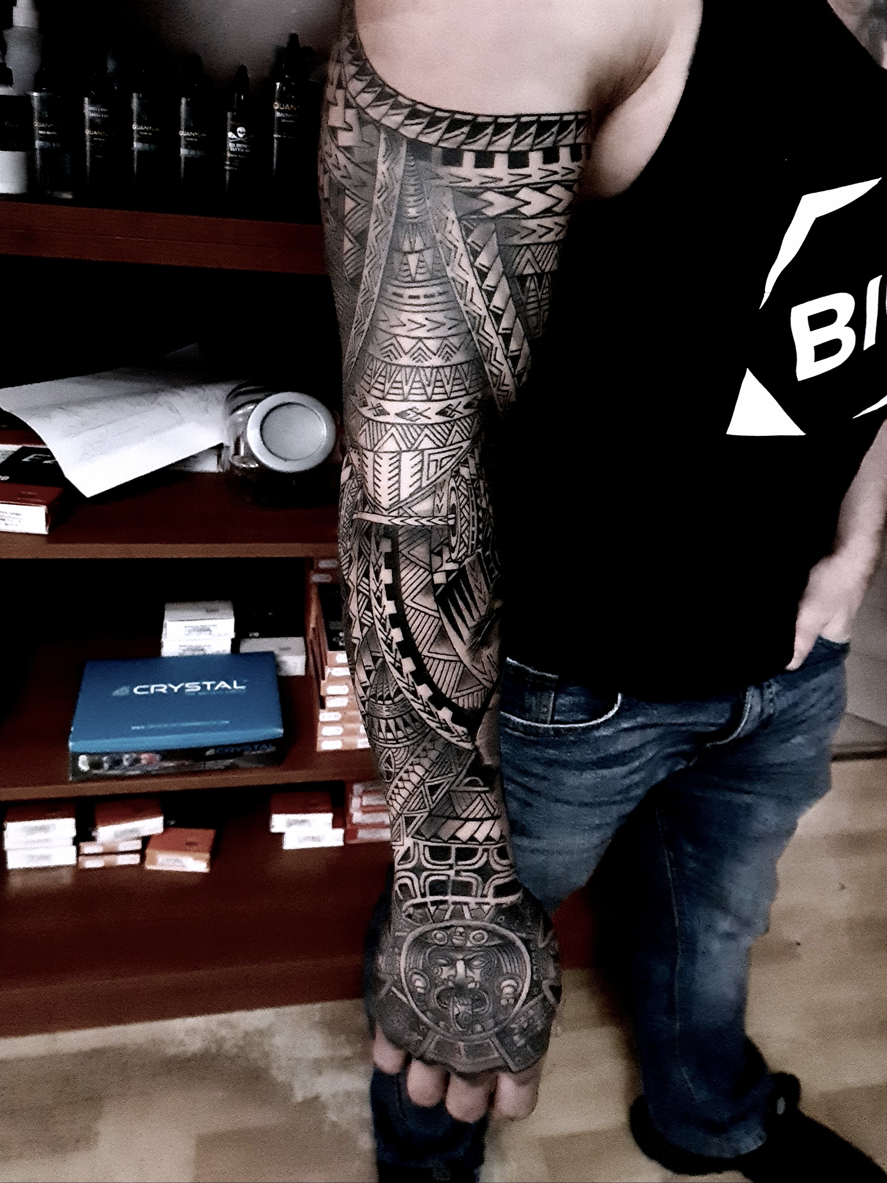 Polinezyjski tatuaz tribal na calym ramieniu z tradycyjnymi wzorami samoansskimi