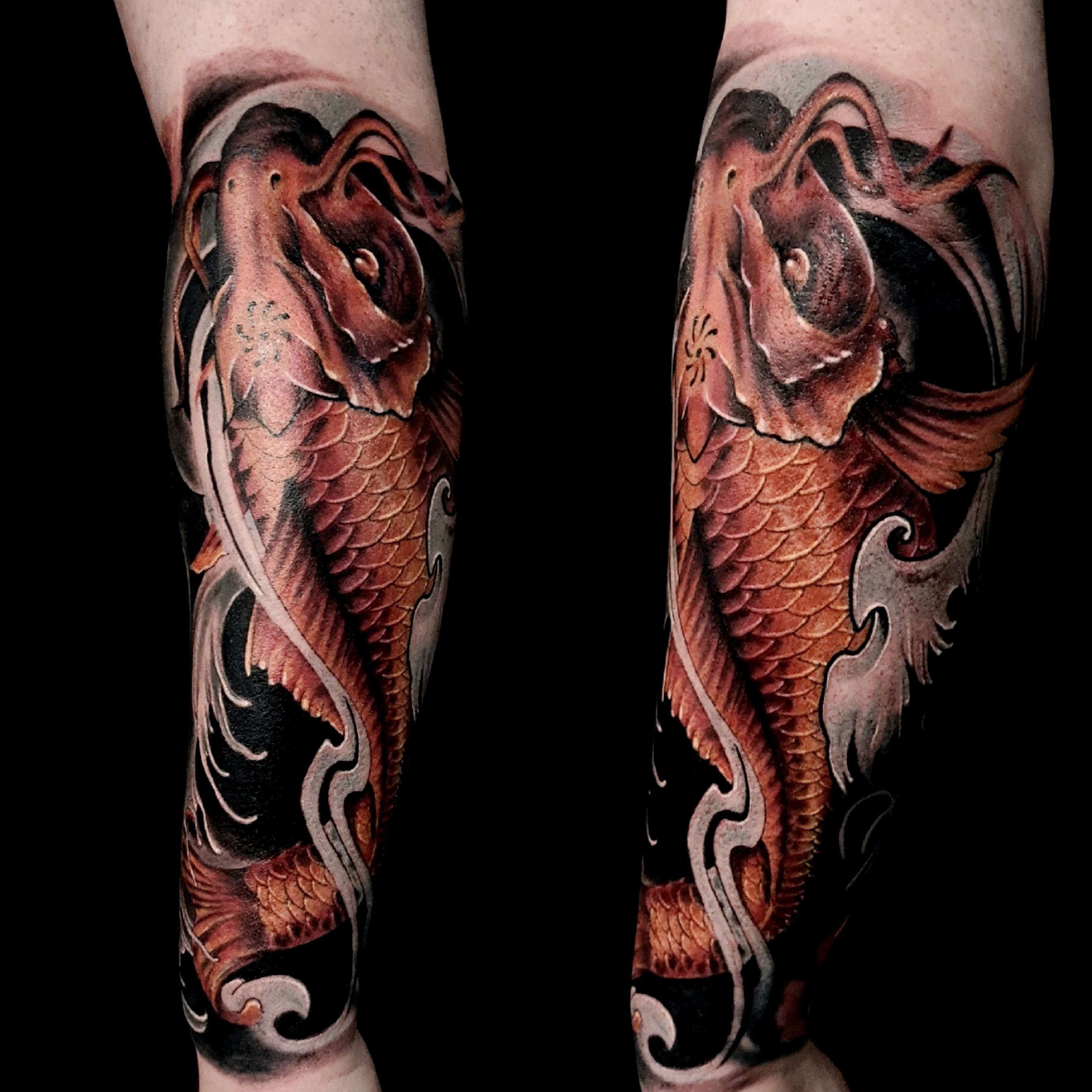 Realistyczny tatuaz japońskiej ryby koi w pomarańczu z falami na przedramieniu