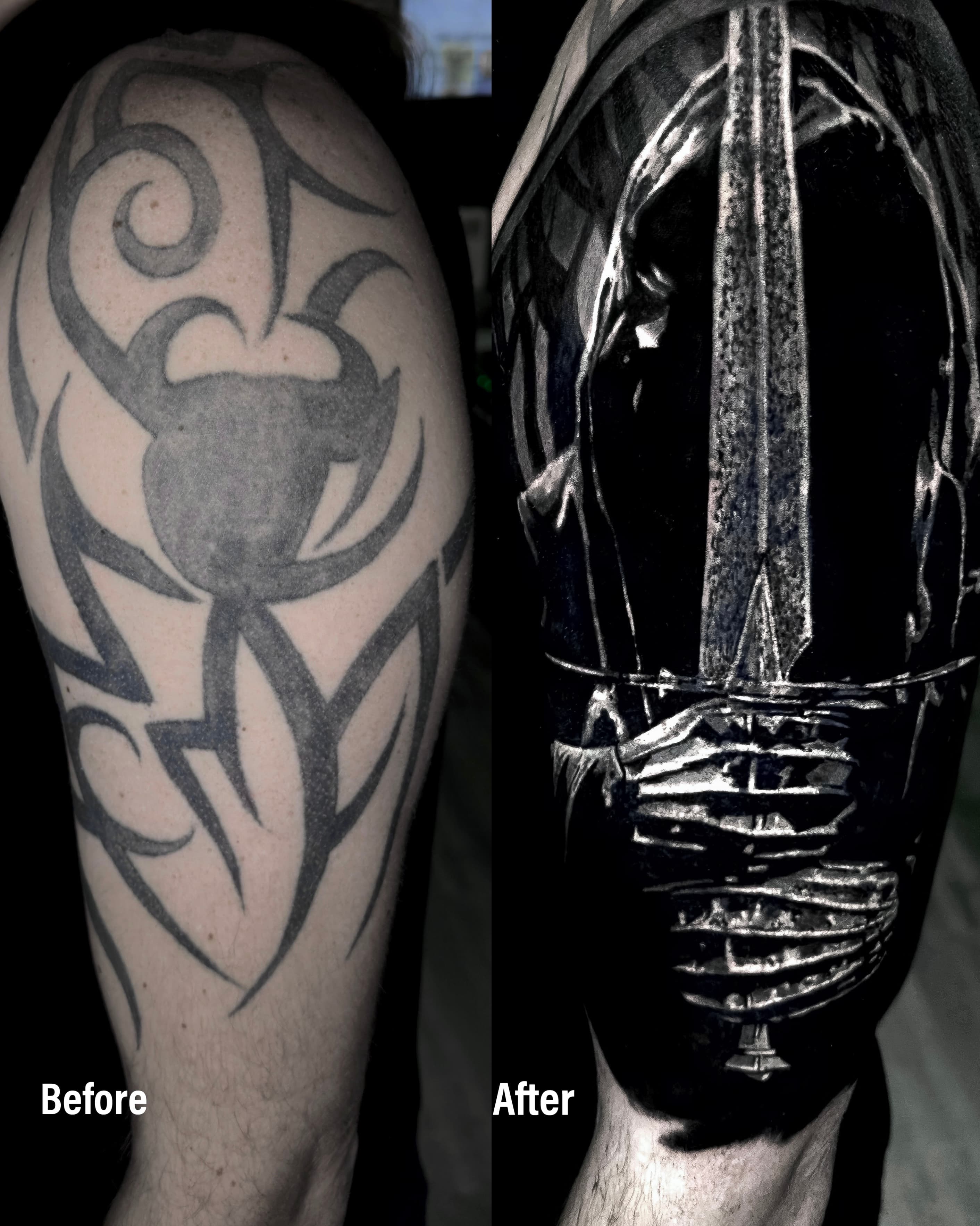 Cover up tribala na ramieniu — mroczny rycerz z mieczem w stylu black and grey