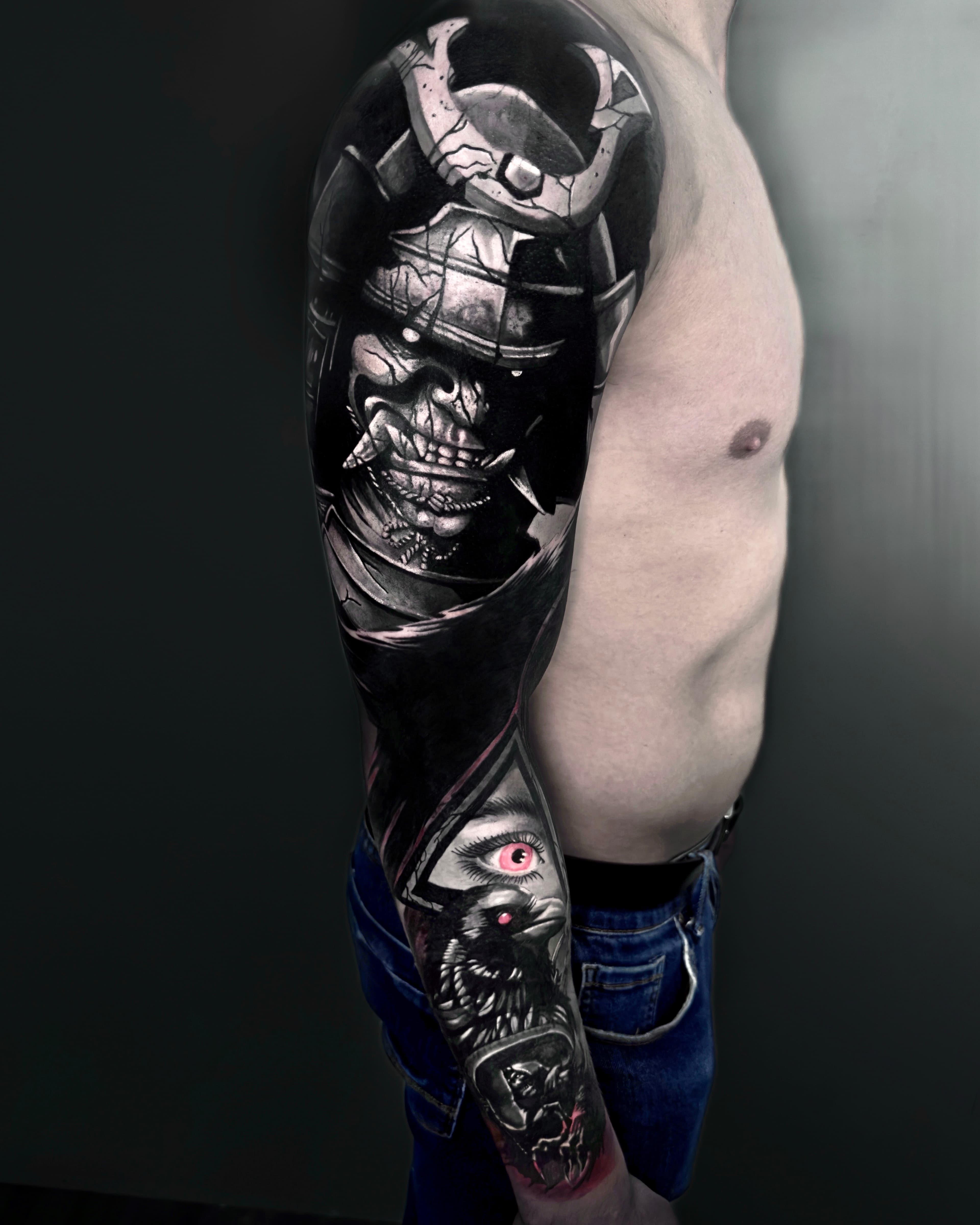 Realistyczny tatuaz samuraja w masce oni z wilkiem pelny rekaw w ciemnym realizmie