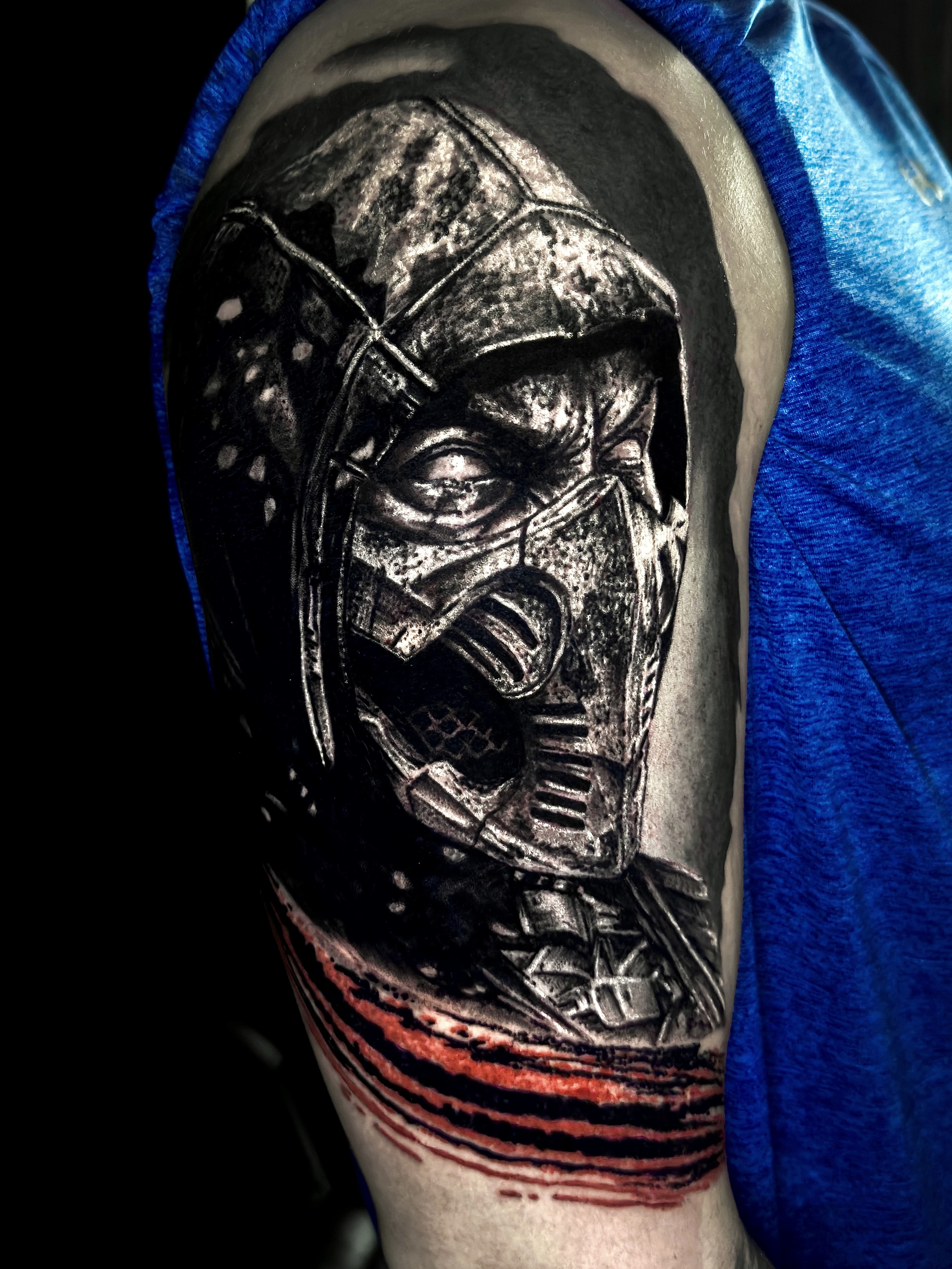 Realistyczny tatuaz Scorpiona z Mortal Kombat w masce ninja na ramieniu w szaroscach