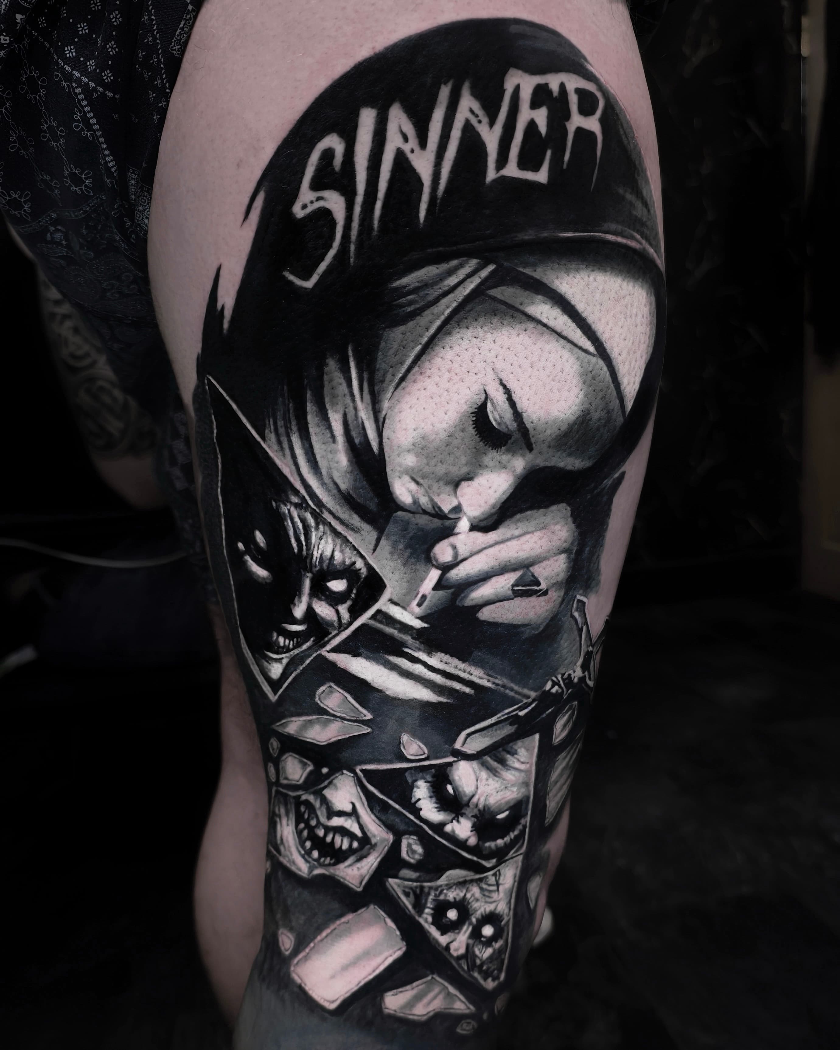 Portret zakonnicy z napisem Sinner palącej papierosa z demonami w czerni na udzie