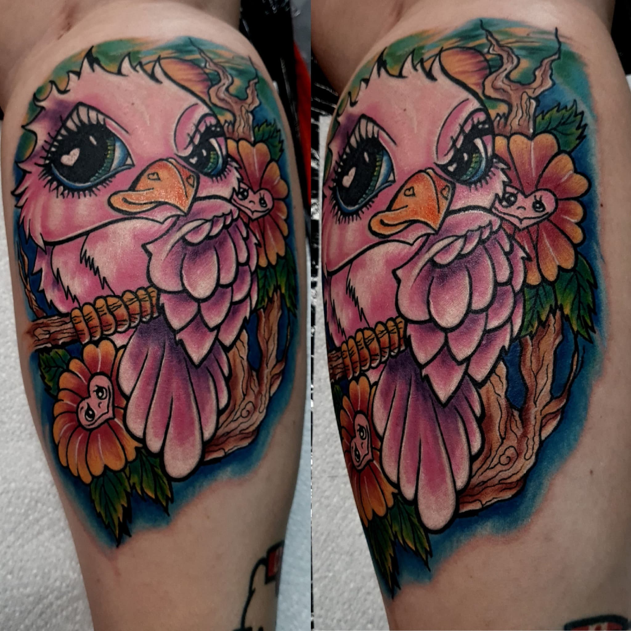 Kolorowy tatuaz uroczej sowy w stylu new school z kwiatami na udzie