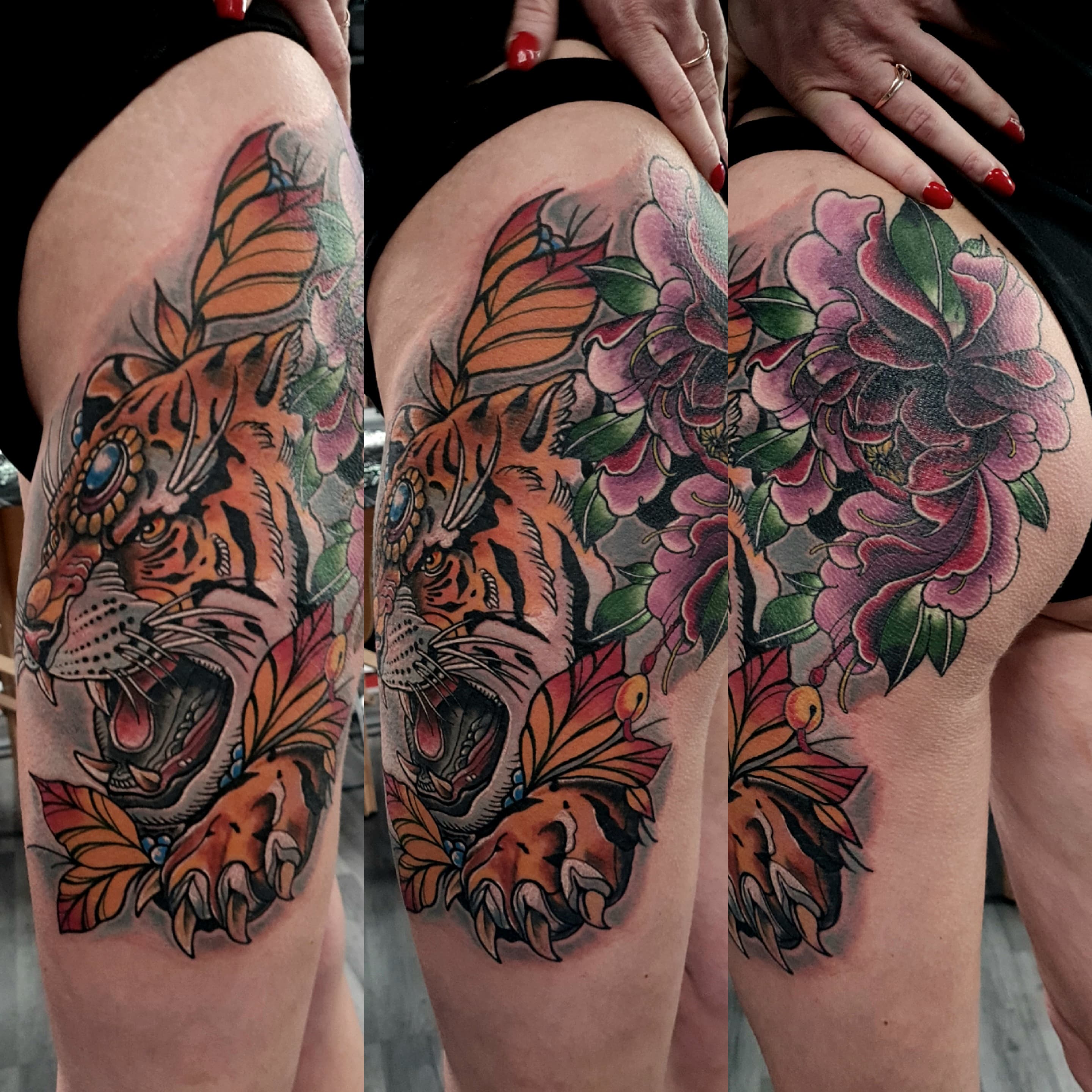 Kolorowy tatuaz tygrysa w stylu neo-traditional z peoniami na udzie i biodrze